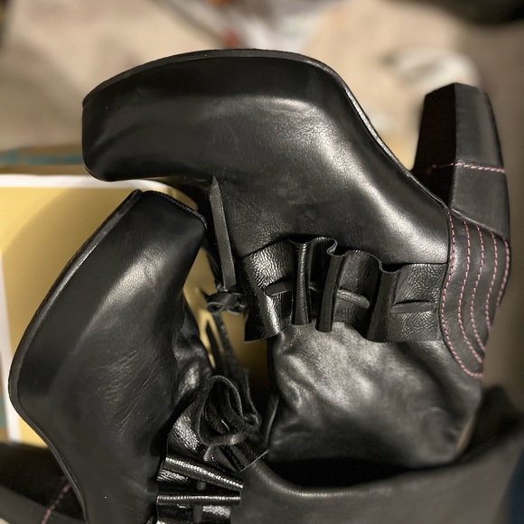 These pictures do not give these boots any justice. They are simply “STUNNING” 6 - Picture 5 of 5